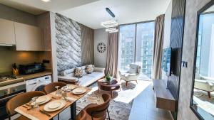 STAY BY LATINEM Luxury 1BR Holiday Home CVR A3002 near Burj Khalifa