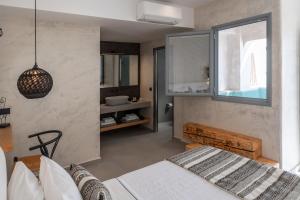 Almyra Oia Suites