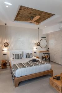 Almyra Oia Suites