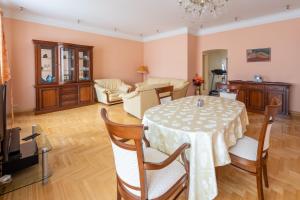 HaPPy Inn ArkA the heart of Old Town, Self-Check-in, A-C, Car-Parking, Balkony