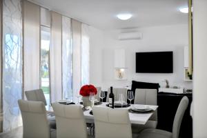 CROWONDER Villa Sunrise with Swimming Pool and Seaview