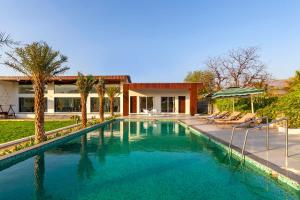 Natures Odyssey by StayVista - Amidst lush greenery with Outdoor pool and Indoor activities