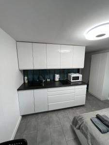 New Apartment On Batorego, Metro, Centre , Wi-Fi - by HIK Apartments