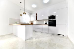 CROWONDER Villa Sunrise with Swimming Pool and Seaview