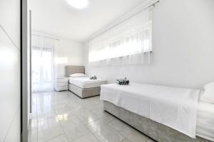 CROWONDER Villa Sunrise with Swimming Pool and Seaview