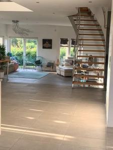 Modern stor villa nära havet och 10 min till city