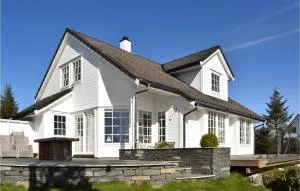 Cozy Home In Bakkasund With Kitchen - Bekkjarvik