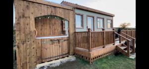 Cuddles & Bubbles Cozy Cabin with jacuzzi spa hot tub