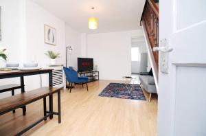 2 Bedroom House on Holmes Hill Road- Free Parking, Wi-Fi & Patio