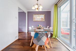 Dwellers Delight Living Ltd Serviced Accommodation, Chigwell, London 3 bedroom House, Upto 7 Guests, Free Wifi & Parking