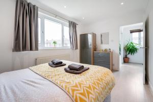 Dwellers Delight Living Ltd Serviced Accommodation, Chigwell, London 3 bedroom House, Upto 7 Guests, Free Wifi & Parking