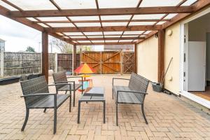 Dwellers Delight Living Ltd Serviced Accommodation, Chigwell, London 3 bedroom House, Upto 7 Guests, Free Wifi & Parking