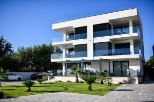 CROWONDER Apartments & Rooms OAZA with heated Swimming Pool and Sauna - Sveti Filip i Jakov (Santi Filippo e Giacomo)