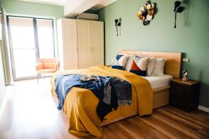 Rooftop Apt with Large Harbor View Terrace