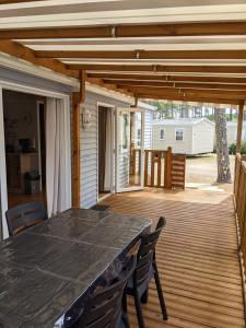 Bungalow chaleureux à Saint-Julien-en-Born avec piscine partagée