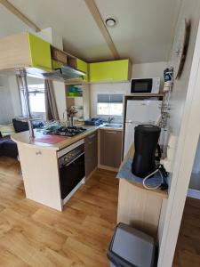 Bungalow chaleureux à Saint-Julien-en-Born avec piscine partagée