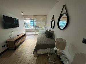 28 Metros costado Clinica las Condes ,hasta 5 personas