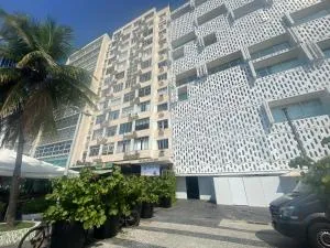 Studio completo ENTRADA pela PRAIA DE COPACABANA, com ar, wifi, netflix, até 4 pessoas, pauloangerami AA3806 - Copacabana