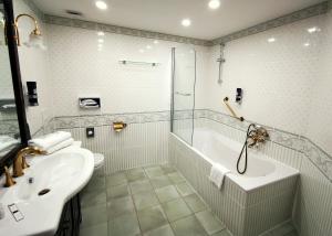 Junior Suite (2 Adults + 2 Children) room in The Lakeside - Burghotel zu Strausberg