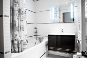 Convenient 2BR Apt near subway