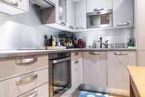 Convenient 2BR Apt near subway