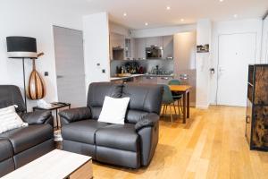 Convenient 2BR Apt near subway