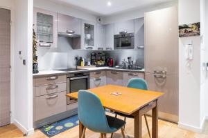 Convenient 2BR Apt near subway