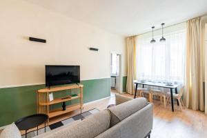 Sunny luxurious two bedroom home at Jewish district