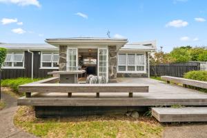 Mid-Century Charm - Taupo Holiday Home - 4hvězdičkové hotely ve městě Taupo