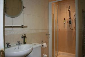 Oakhurst Gatwick Traditional English B&B & bookable Holiday parking deals GATWICK transport