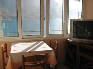 Beachfront Apartment - Sleeps 3 & Free Parking