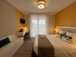 Hotels Logis L'Espadon : Chambre Double Confort avec Balcon