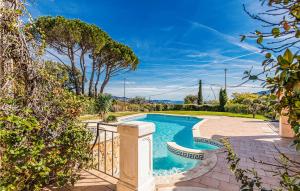 Maisons de vacances Stunning Home In Les Adrets-de-lestre With Wifi, 7 Bedrooms And Heated Swimming Pool : photos des chambres