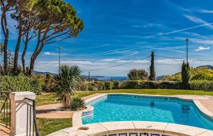 Maisons de vacances Stunning Home In Les Adrets-de-lestre With Wifi, 7 Bedrooms And Heated Swimming Pool : photos des chambres