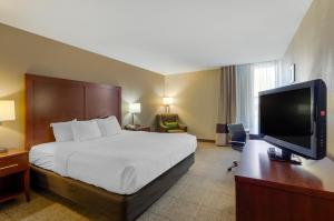 King Room - Non-Smoking room in Comfort Inn Blacksburg University Area