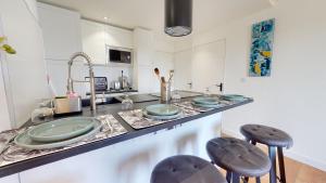 Le Ponton Bleu vue face au Port