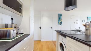 Le Ponton Bleu vue face au Port