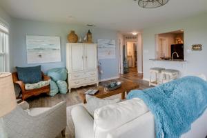 Rockport Condo about 6 Mi to Rockport Beach Park!