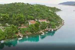 Perina Haven - Island Vis Beachfront - Rogačić