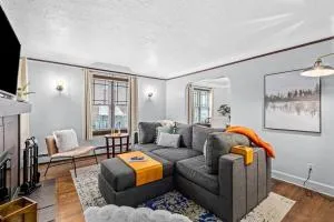 Charming 2BR Flat - Walk to Downtown Royal Oak - Hazel Park