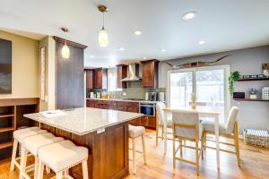 Cottonwood Heights House Deck with Hot Tub!