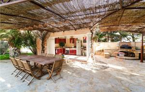 Maisons de vacances Beautiful Home In Cers With 5 Bedrooms, Wifi And Private Swimming Pool : photos des chambres