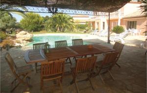 Maisons de vacances Beautiful Home In Cers With 5 Bedrooms, Wifi And Private Swimming Pool : photos des chambres