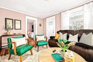 Eclectic Bungalow in the Heart of Royal Oak - 4hvězdičkové hotely ve městě Royal Oak