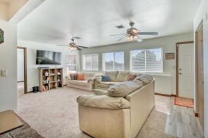Patio, Grill & Fire Pit: Show Low Escape!
