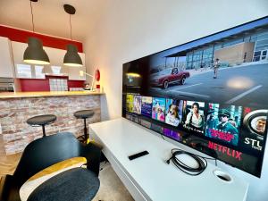 Super BEAUTY metro WiFi 65’TV Netflix HBO AppleTV+