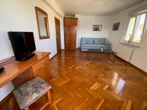 Two-Bedroom Apartment with Terrace and Sea View room in Apartments and rooms by the sea Slatine Ciovo - 1139