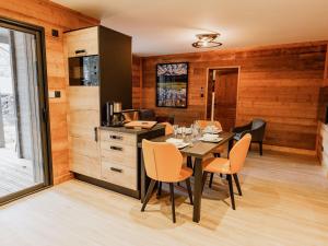 Lodge avec bain à remous privatif, proche du golf et piscine réservée - Confort et activités garanties - FR-1-582-373