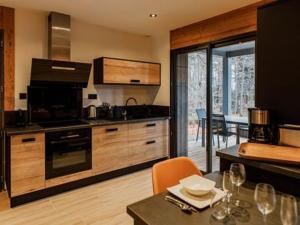 Lodge avec bain à remous privatif, proche du golf et piscine réservée - Confort et activités garanties - FR-1-582-373