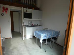 Maisons de vacances Charmante maison avec mezzanine, terrasse et piscine, proche plage - 4 pers. - FR-1-540-167 : photos des chambres